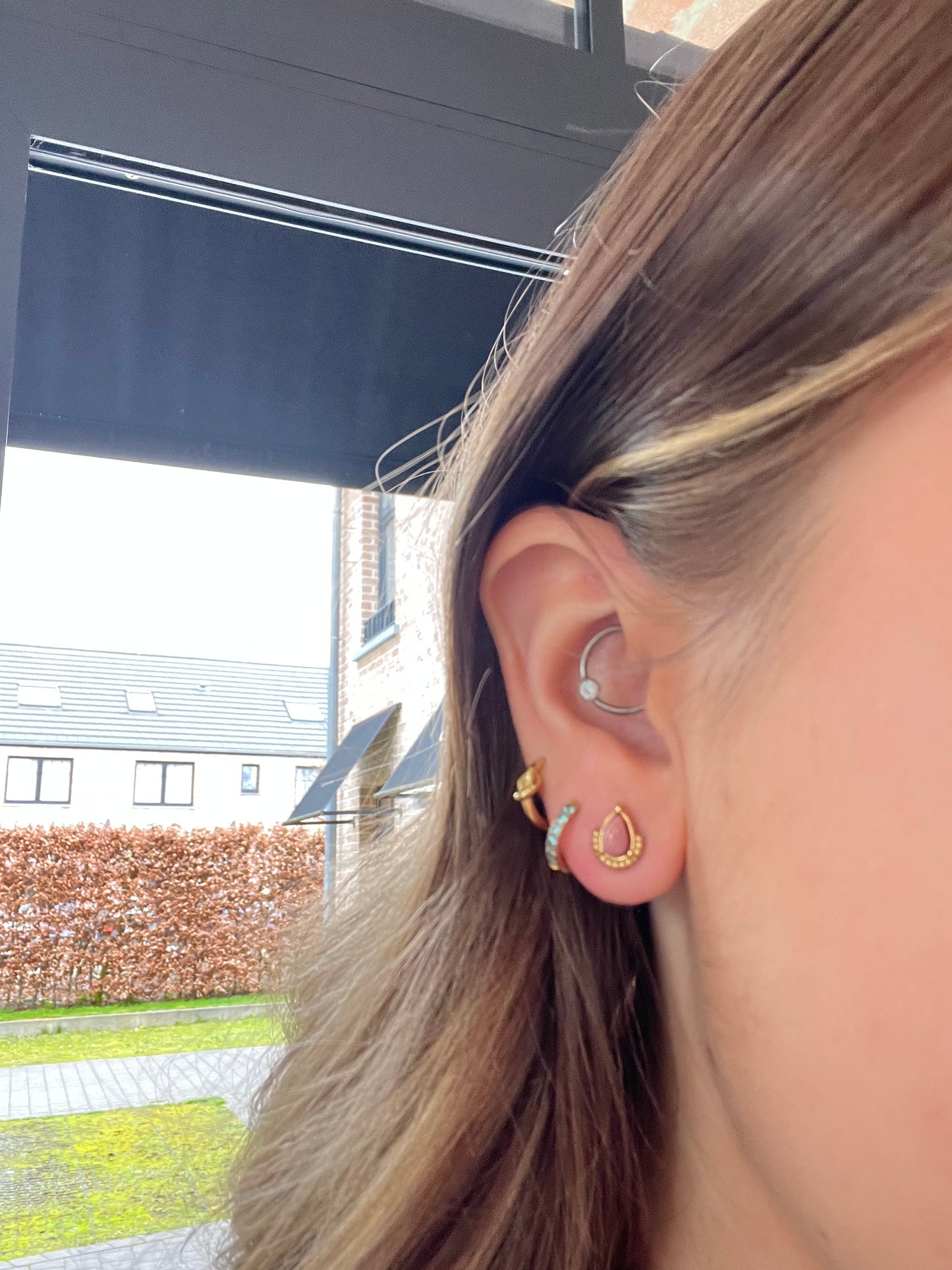 Boucle d’oreille DAPHNÉ dorée - goutte et pierre