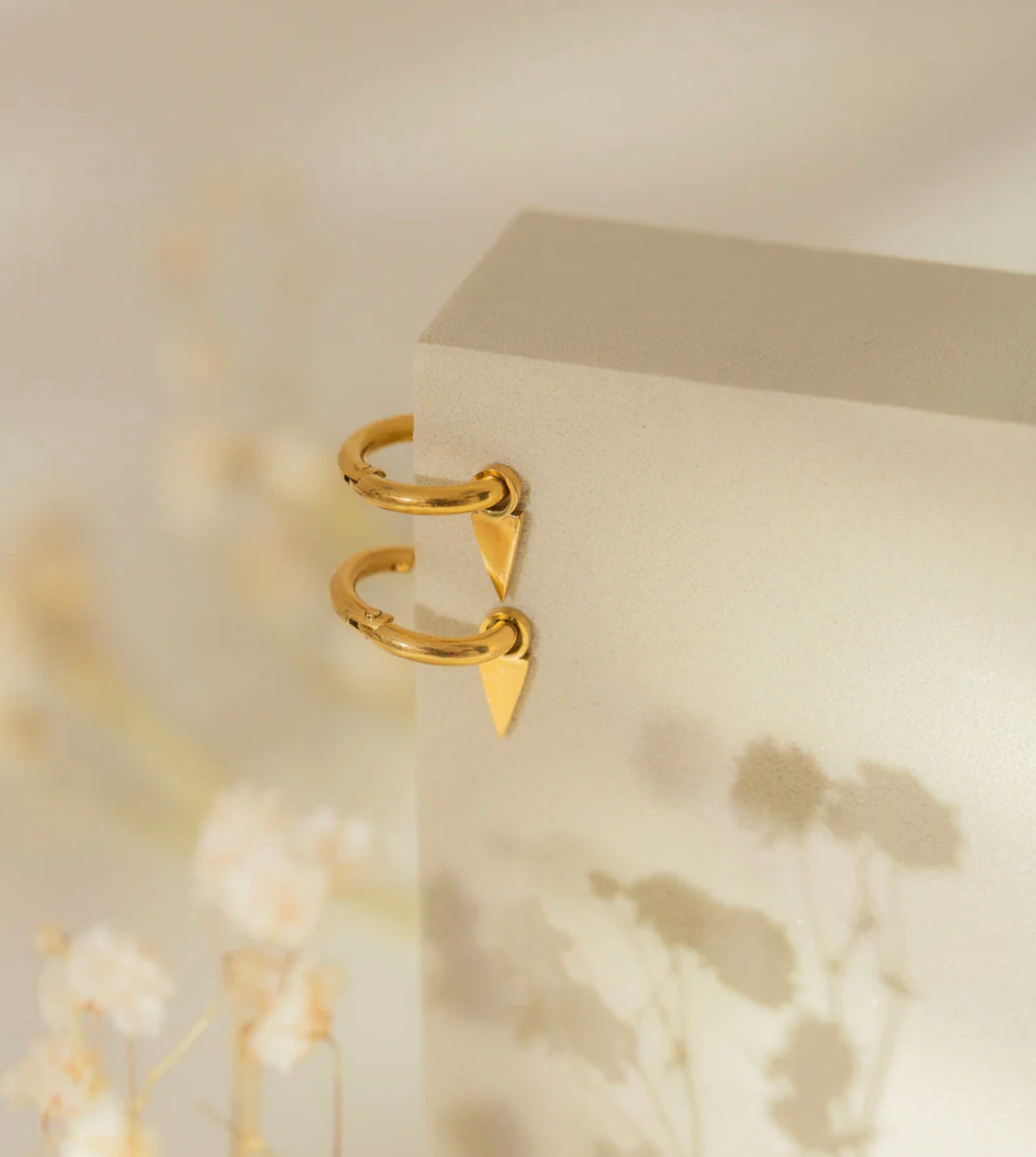 Mini créole AGATHE dorées avec un triangle à strass