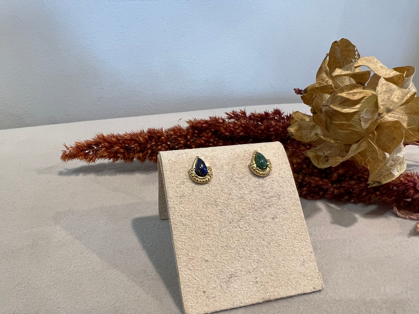 Boucle d’oreille DAPHNÉ dorée - goutte et pierre